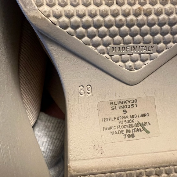 Cream colored Steve Madden slinky flat form sandals - Picture 4 of 5